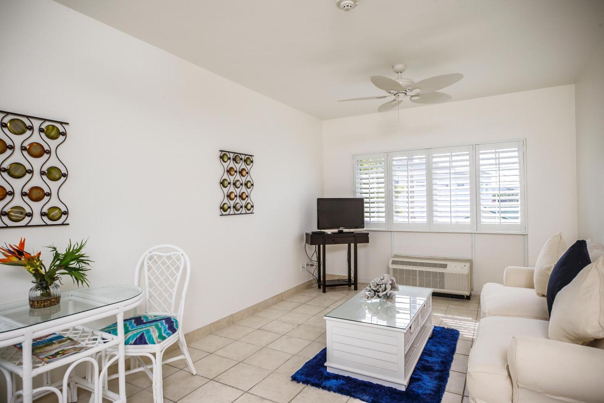 Ports Of Call Resort Grace Bay Habitación foto